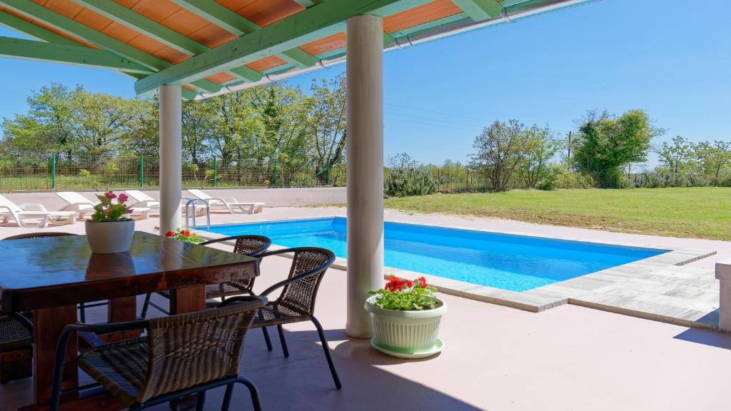 Bazén v ubytování Holiday Home Gimino by Rent Istria nebo v jeho okolí