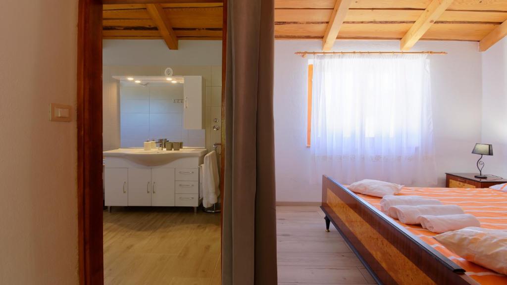 Postel nebo postele na pokoji v ubytování Holiday Home Gimino by Rent Istria