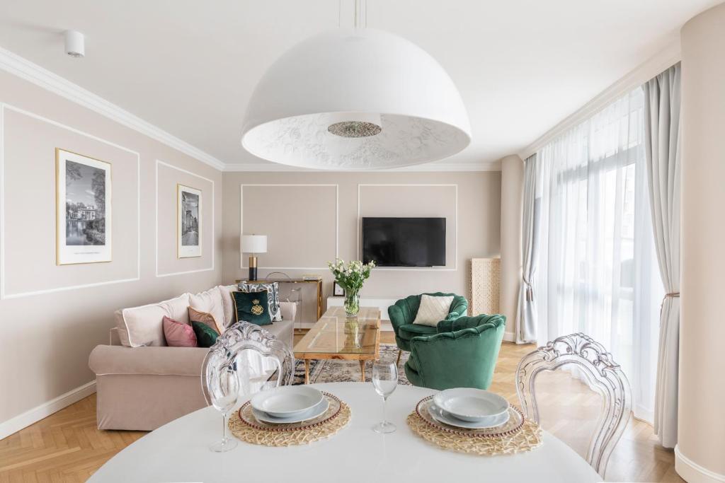 Televízia a/alebo spoločenská miestnosť v ubytovaní GLAM APARTMENTS city center