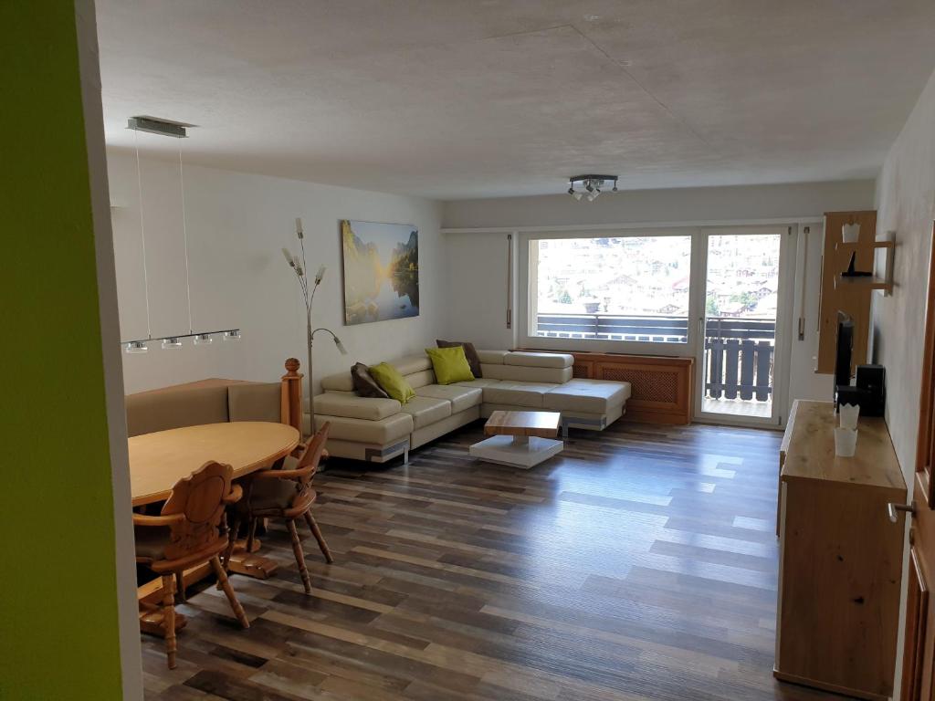ein Wohnzimmer mit einem Sofa und einem Tisch in der Unterkunft Haus St.Martin in Zermatt