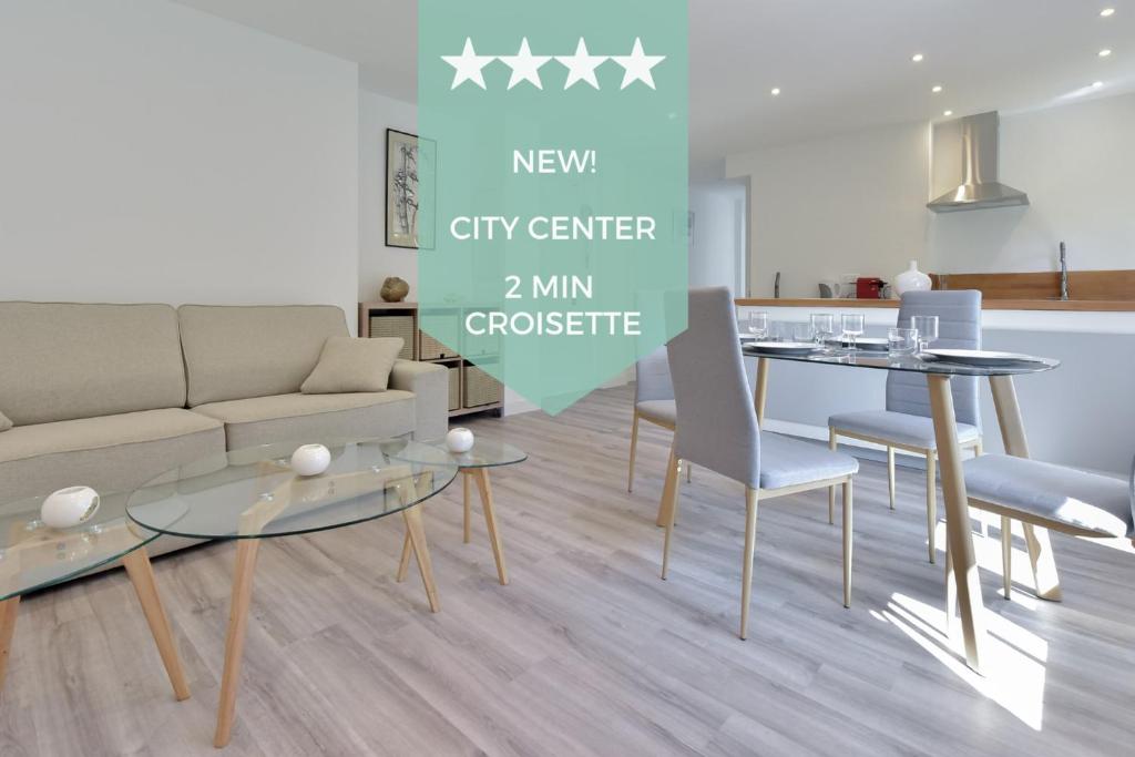 un salon avec un canapé et une table dans l'établissement Charming 2-Room Apartment in the City Center, à Cannes