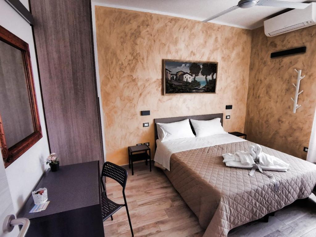une chambre d'hôtel avec un lit et une table dans l'établissement Castelvecchio B&B, à Sorano