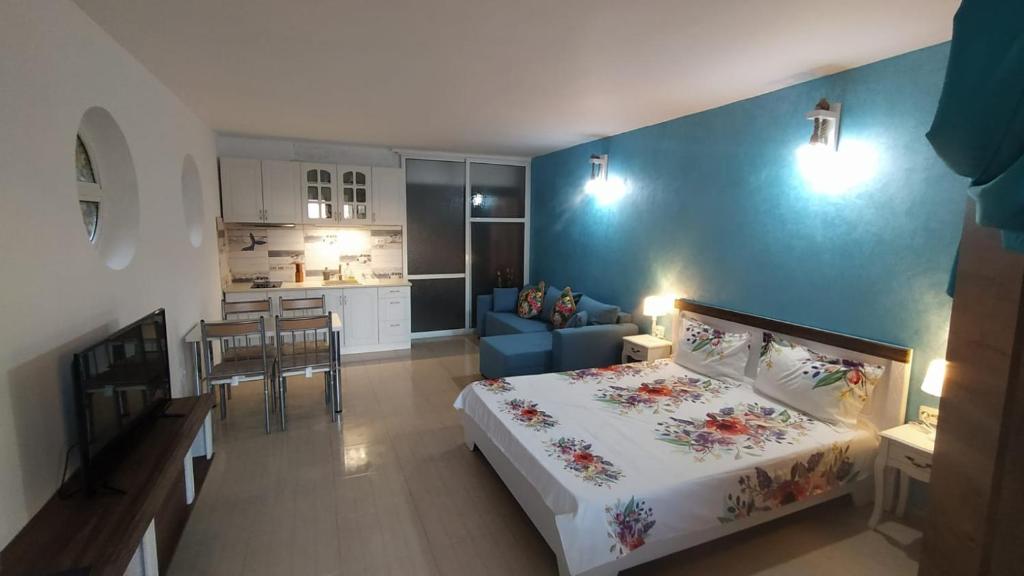 a small bedroom with a bed and a kitchen at Apartament MiraMar Costinesti in Costinesti