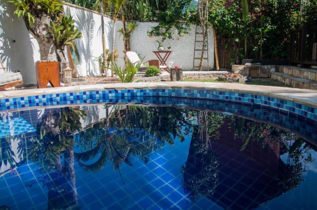 A piscina localizada em Planeta Banana Paraty ou nos arredores