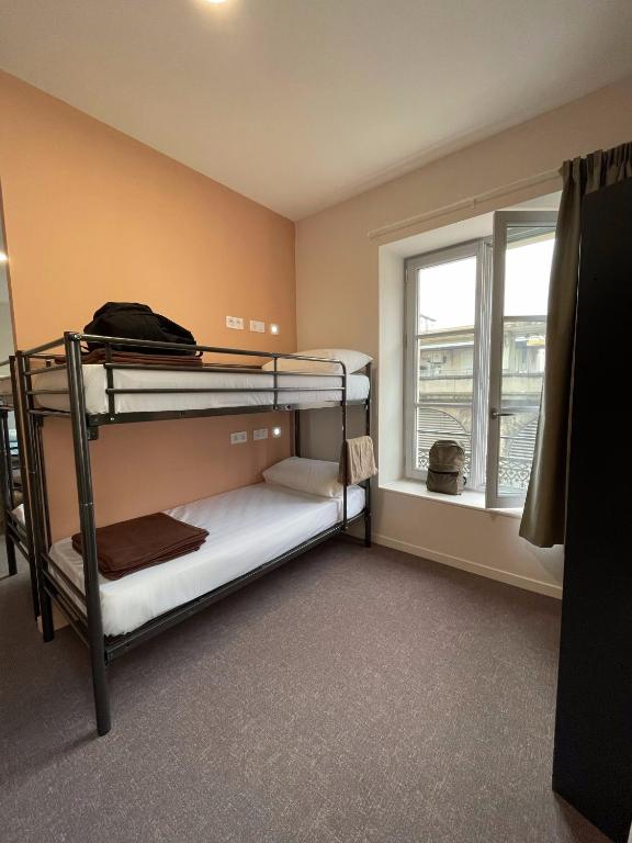 Hostel Flamingo Nîmes Gare Centre - 6床位女性宿舍间的床位