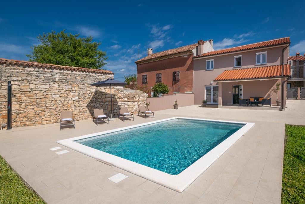 a villa with a swimming pool and a house at Villa Ester in Pula