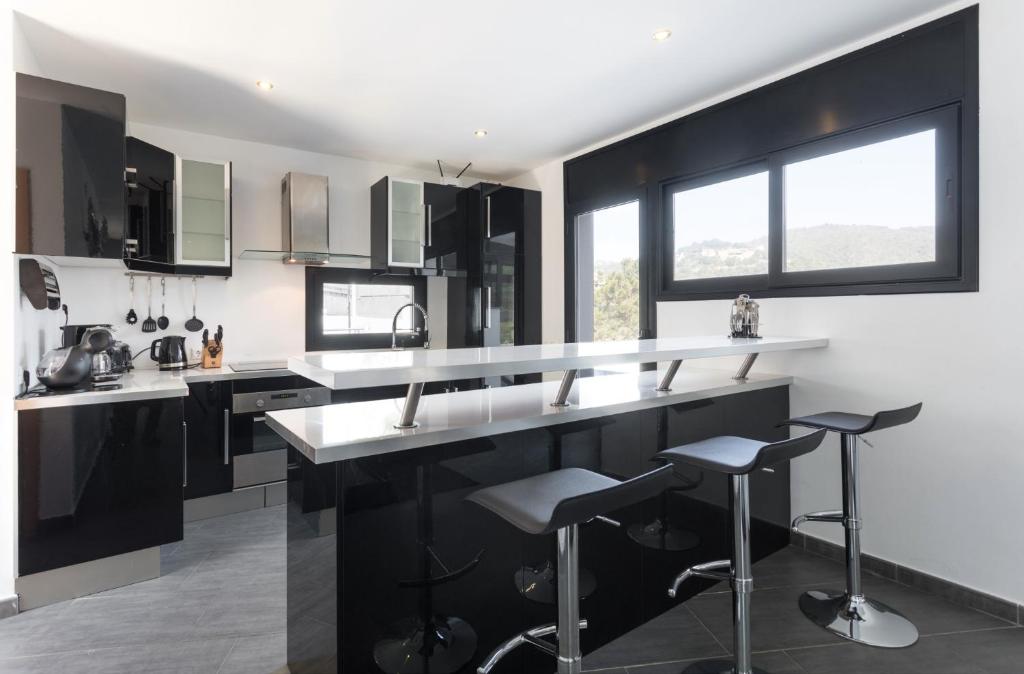 Kuchyň nebo kuchyňský kout v ubytování Villa Leeloo - Location Maitikoa