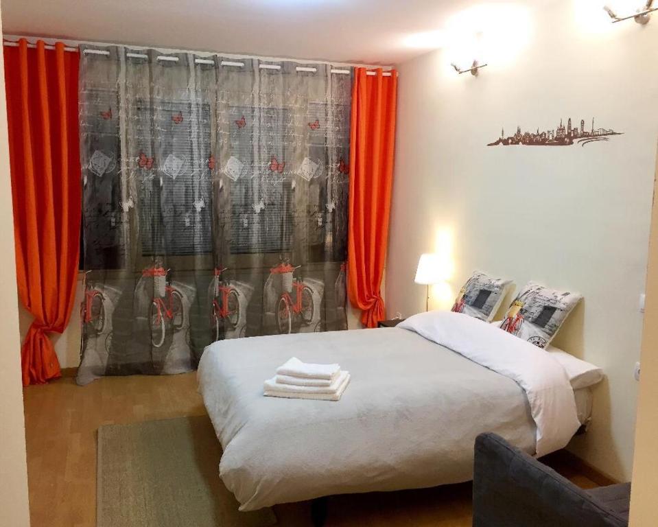 Postel nebo postele na pokoji v ubytování Guest House Barcelona Bruc