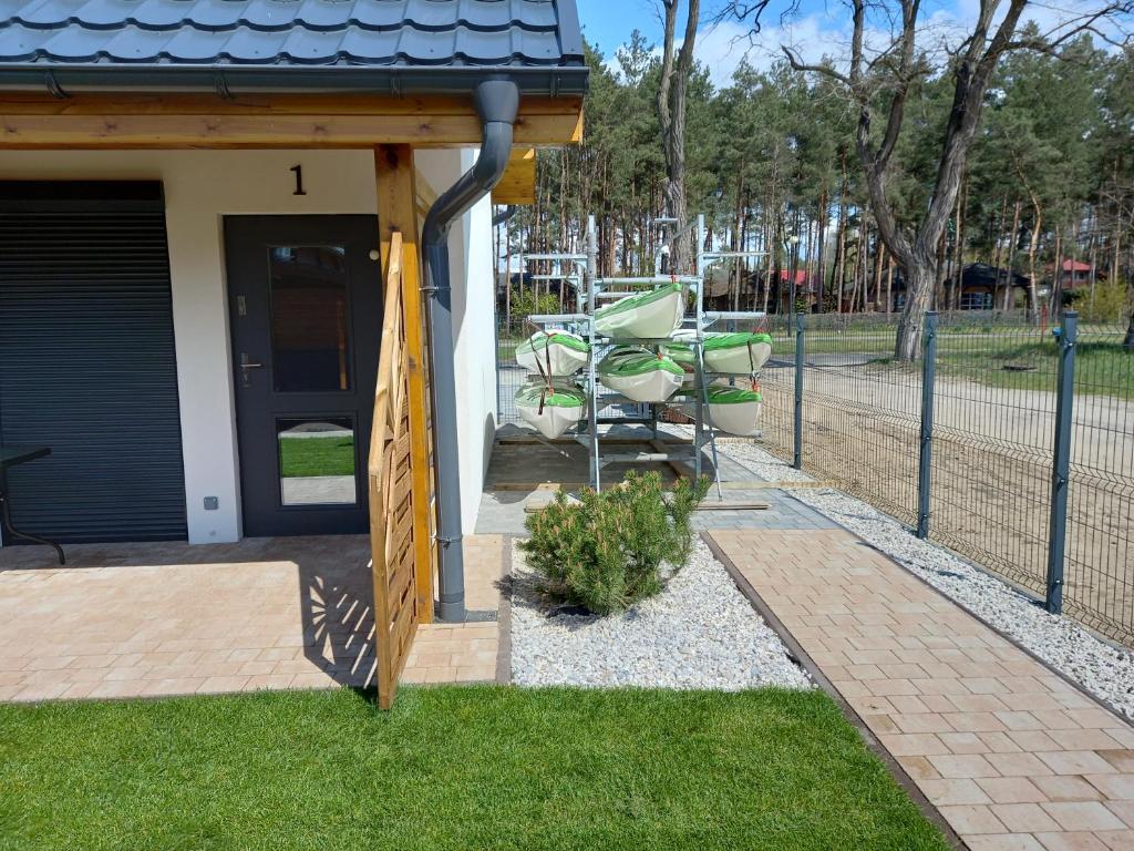 Vonkajšia záhrada v ubytovaní Domki i Apartamenty Wieleń