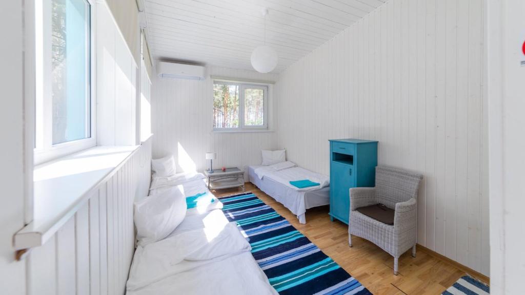 sala de estar con sofá blanco y armario azul en Puhkekeskus Valkla Rand- Simple accomodation, en Valkla