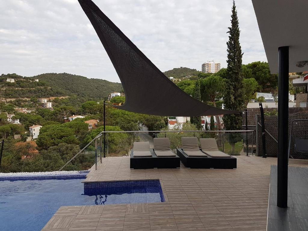 Bazén v ubytování Villa Leeloo - Location Maitikoa nebo v jeho okolí