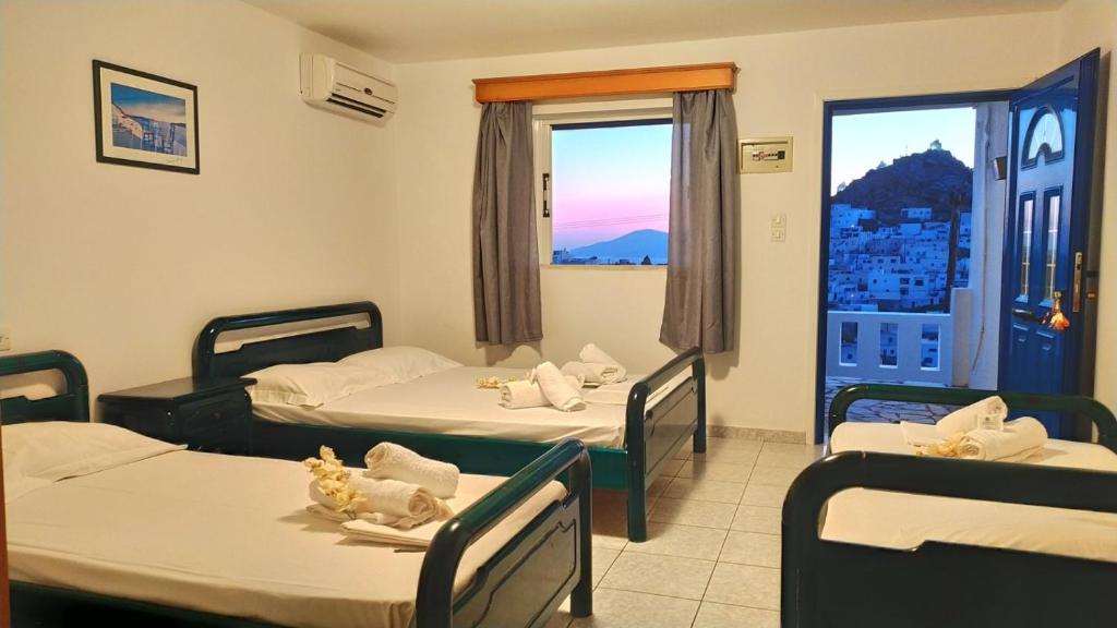 Ένα ή περισσότερα κρεβάτια σε δωμάτιο στο LIKNO'S Ios island Resort