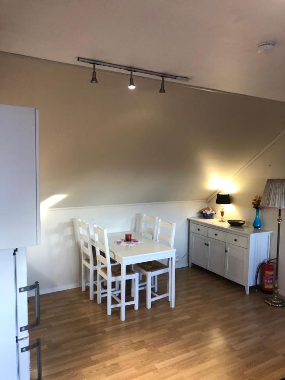 eine Küche mit einem Tisch und Stühlen im Zimmer in der Unterkunft Tufte Gård in Ulefoss