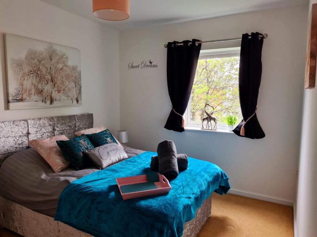 Un dormitorio con una cama con un osito de peluche. en Emerald Blossom-Central Warrington, Luxurious Yet Homely, WiFi, Secure Parking, en Warrington