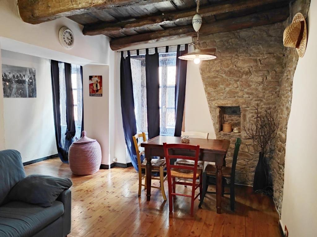 sala de estar con mesa de madera y sillas en Antico Borgo, en Brugnato