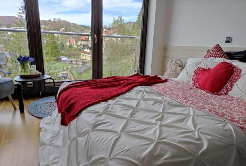 Postel nebo postele na pokoji v ubytování Apartamenty Czerwone Maki Wisła