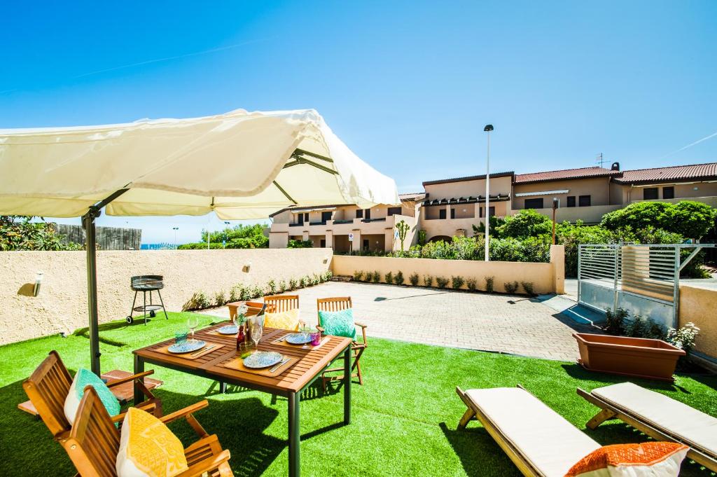A garden outside Casa al mare con parcheggio privato
