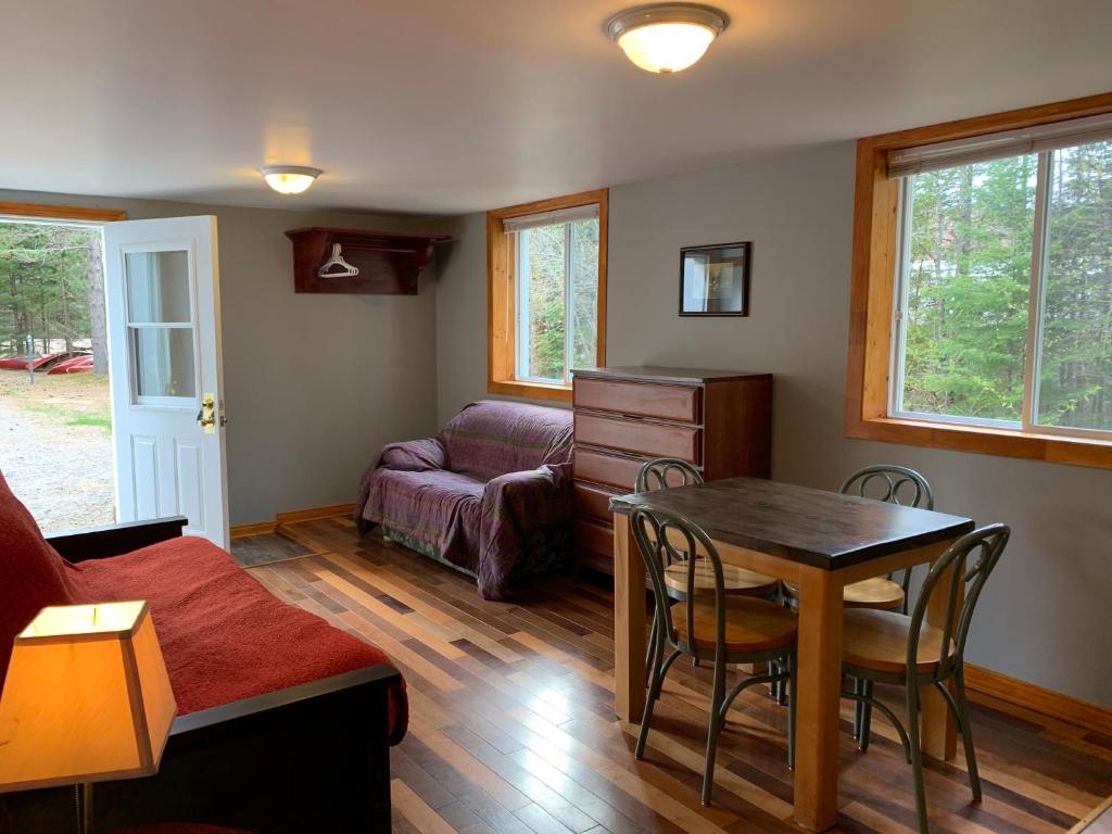 Posezení v ubytování L'Auberge Refuge du Trappeur