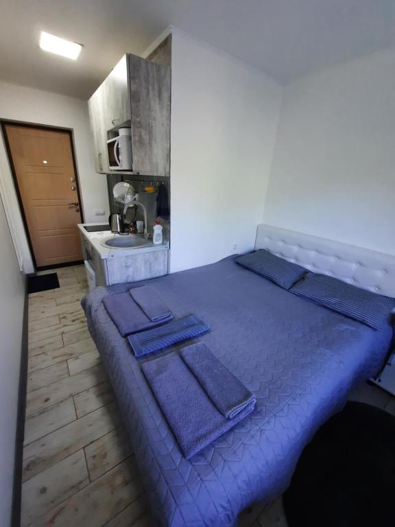 um quarto com uma cama com toalhas em Посуточно мини-студия метро Дорогожичи Киев em Kiev