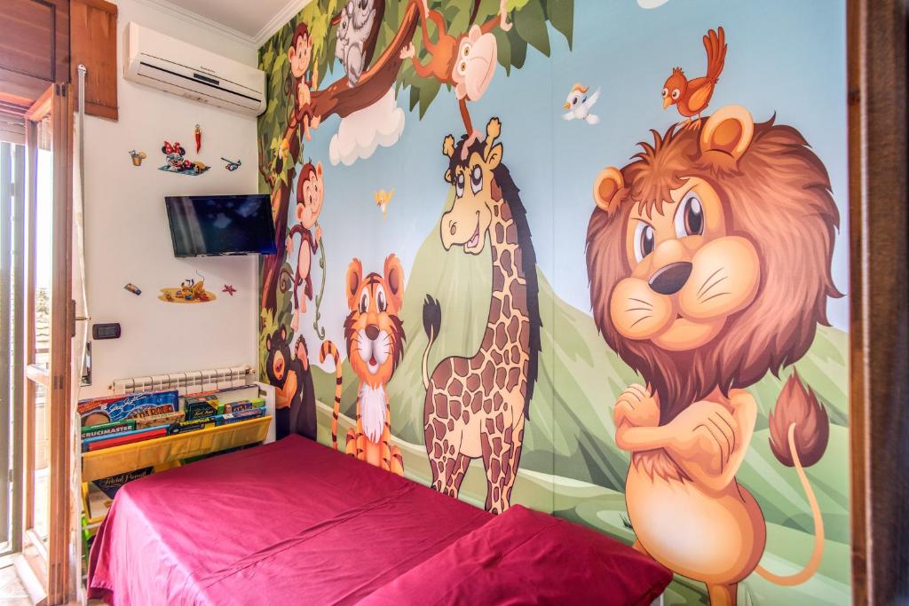 1 dormitorio con un mural de un león y una jirafa en SWEET HOME LULLABY - free parking, en Passoscuro