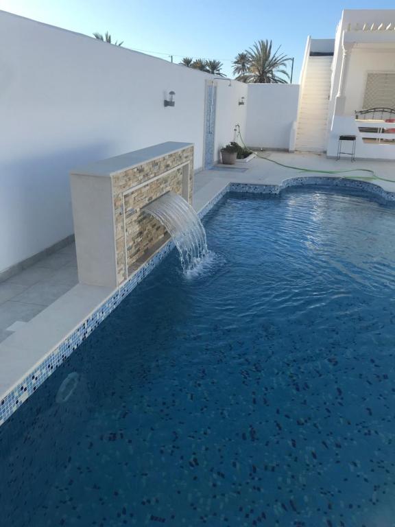 Bazén v ubytování Villa dhiefa avec piscine nebo v jeho okolí