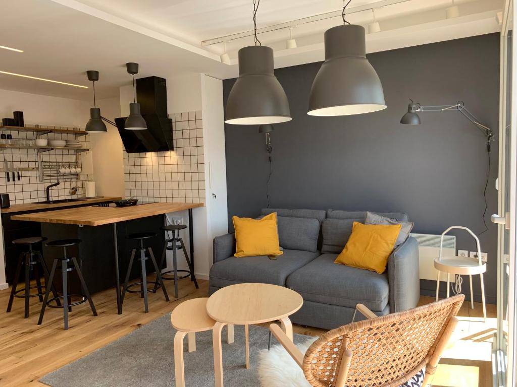- un salon avec un canapé bleu et une table dans l'établissement Apartment View, à Užice