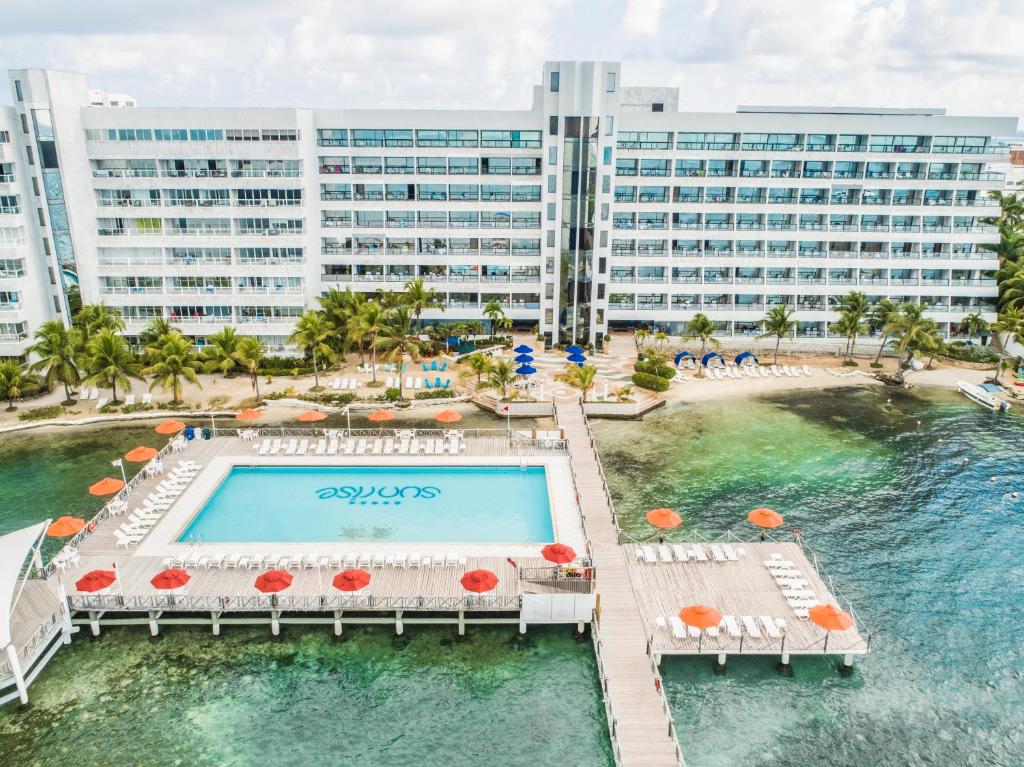 een luchtzicht op een hotel met een zwembad en een gebouw bij GHL Hotel Sunrise in San Andrés