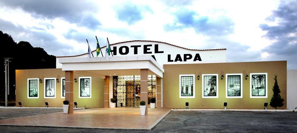 a hotel lapa building with a sign on it at Hotel Tropeiro da Lapa in Lapa