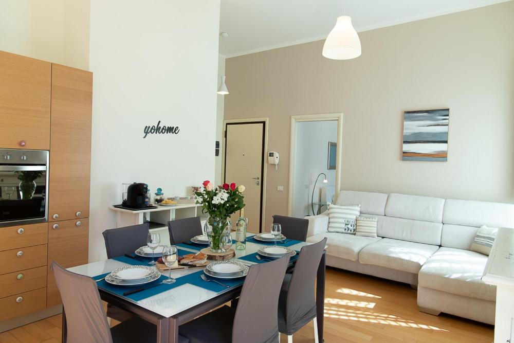 Kuchyňa alebo kuchynka v ubytovaní Zara D'Amare a Pesaro 10 metri dalla spiaggia by Yohome
