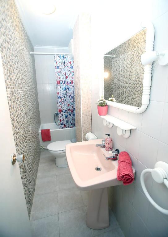 Kúpeľňa v ubytovaní "El rincon del pintor"Enorme piso a junto a Laurel ascensor By Apartamentos Logrono