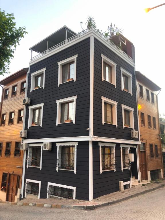 イスタンブールにあるトプカピ アパートメンツの通路脇の黒い建物