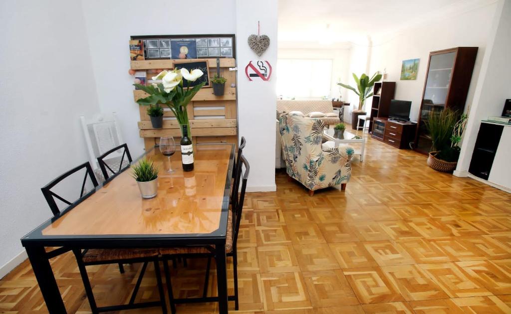 Fotografia z galérie ubytovania "El rincon del pintor"Enorme piso a junto a Laurel ascensor By Apartamentos Logrono v destinácii Logroño