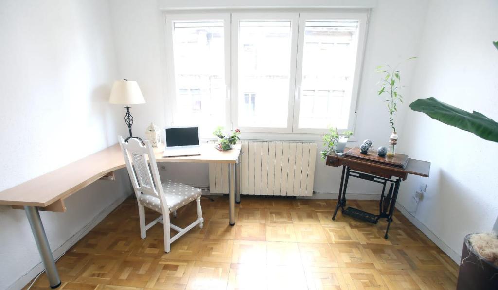 Televízia a/alebo spoločenská miestnosť v ubytovaní "El rincon del pintor"Enorme piso a junto a Laurel ascensor By Apartamentos Logrono