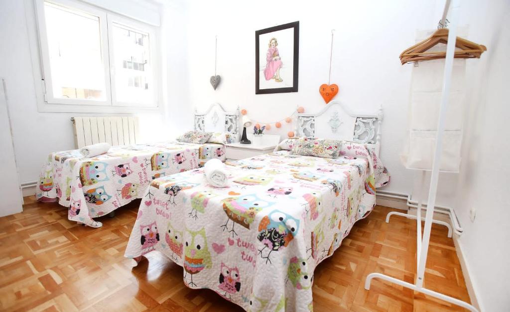 Posteľ alebo postele v izbe v ubytovaní "El rincon del pintor"Enorme piso a junto a Laurel ascensor By Apartamentos Logrono