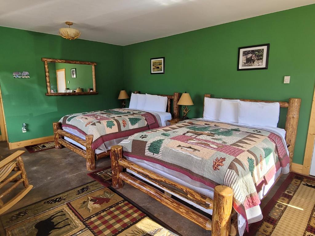 Postel nebo postele na pokoji v ubytování Yellowstone Basin Inn