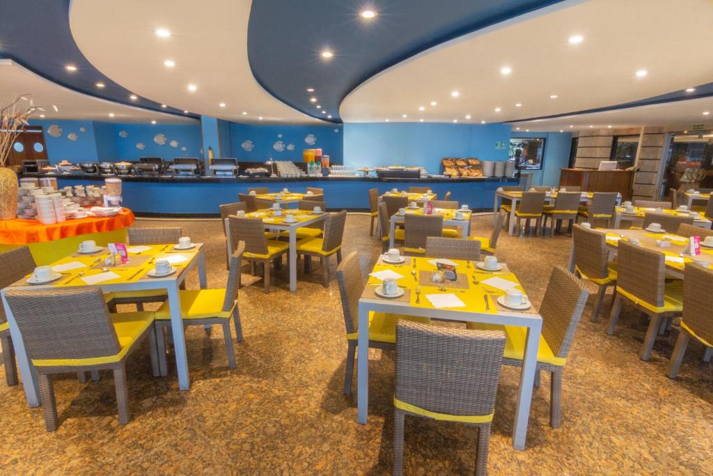 Um restaurante ou outro lugar para comer em GHL Hotel Sunrise
