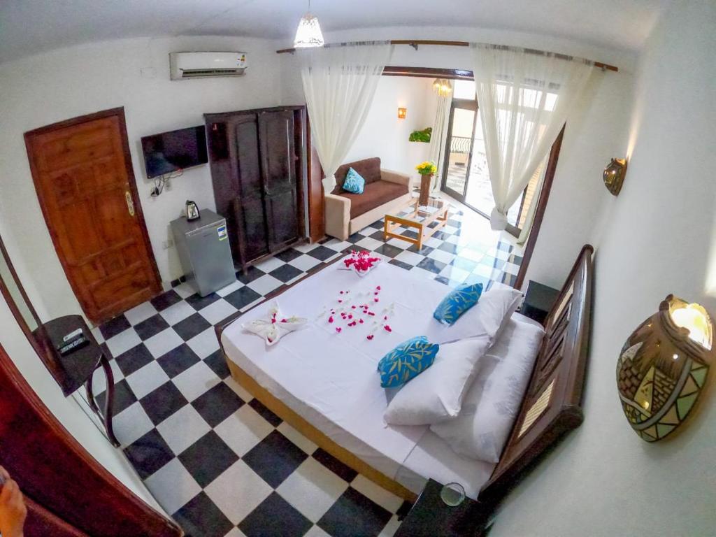 Dahab Bay hotel في دهب: غرفة نوم بسرير كبير وغرفة معيشة