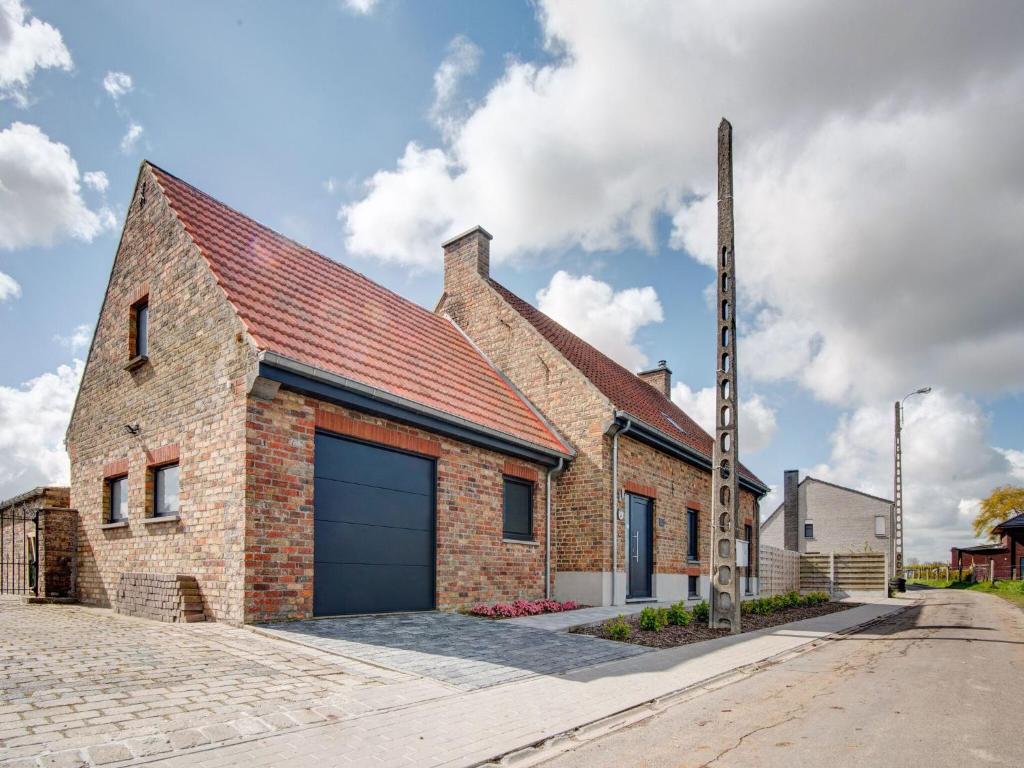 een bakstenen gebouw met een garage bij Holiday home in Koekelare in Koekelare