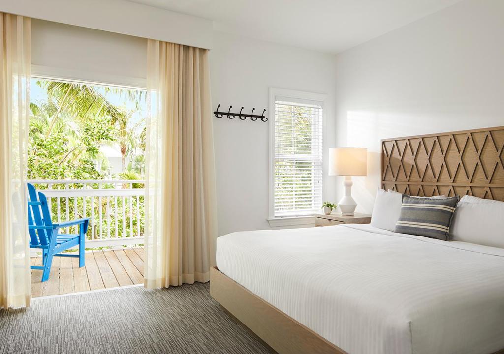 Ein Bett oder Betten in einem Zimmer der Unterkunft Parrot Key Hotel &amp; Villas