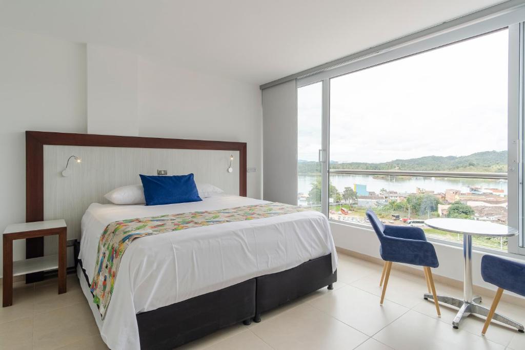 Postel nebo postele na pokoji v ubytování Hotel Santorini