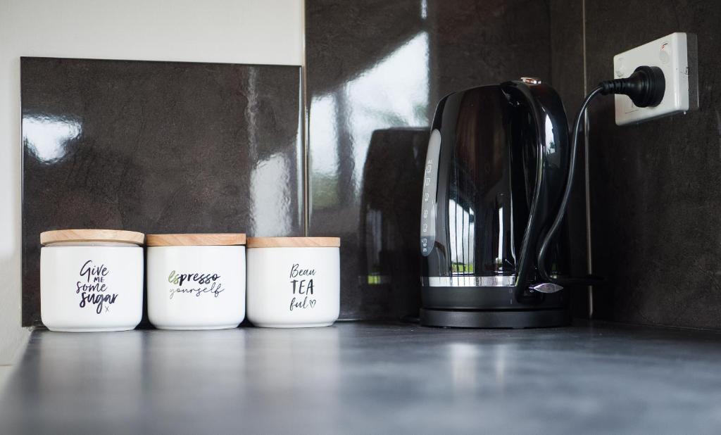 Příslušenství pro přípravu čaje a kávy v ubytování Honey Cottage in Ettrick