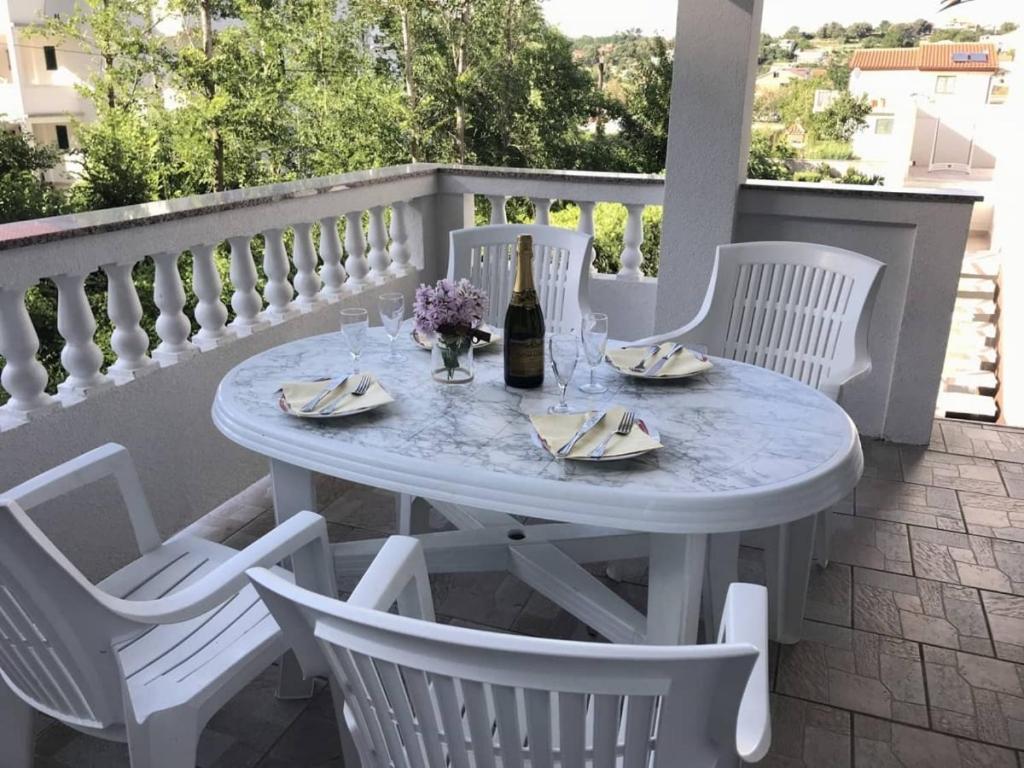Fotografia z galérie ubytovania Apartment in Lopar with sea view, terrace, air conditioning, Wi-Fi (4607-3) v destinácii Lopar
