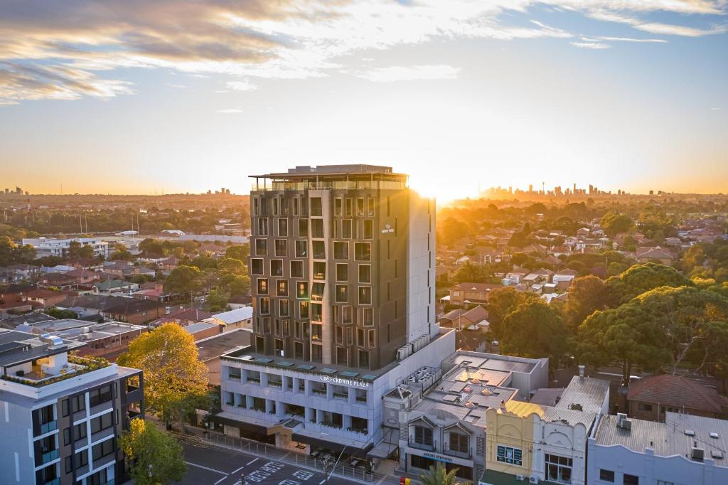 Crowne Plaza Sydney Burwood, an IHG Hotel في سيدني: اطلالة جوية على مبنى طويل في مدينة