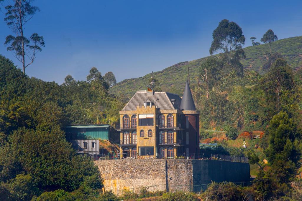 une maison sur le flanc d'une colline dans l'établissement The Wind Castle, à Nuwara Eliya