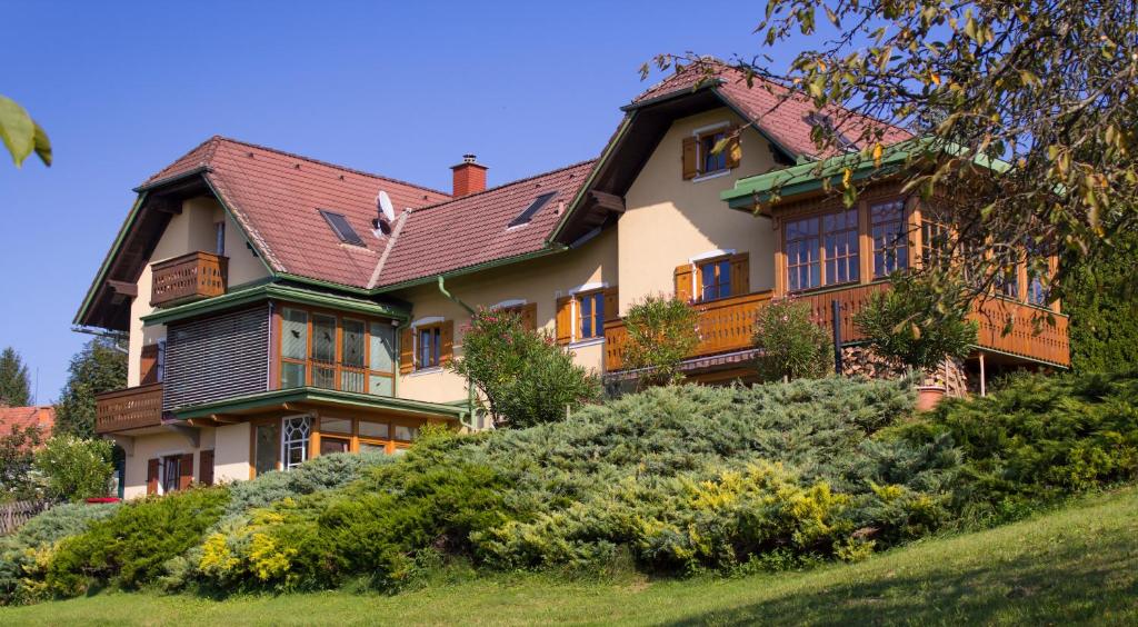 een groot huis bovenop een heuvel bij Ferienwohnungen Soravia in Gamlitz