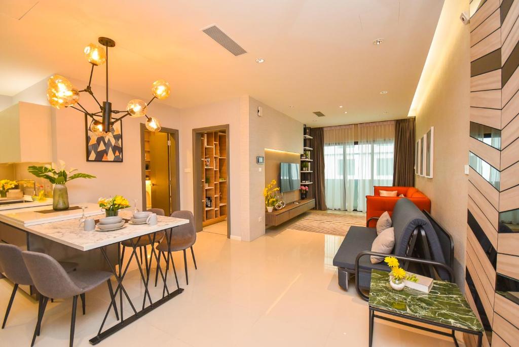 - une salle à manger et un salon avec une table et des chaises dans l'établissement Suasana Residence by Nest Home, à Johor Bahru