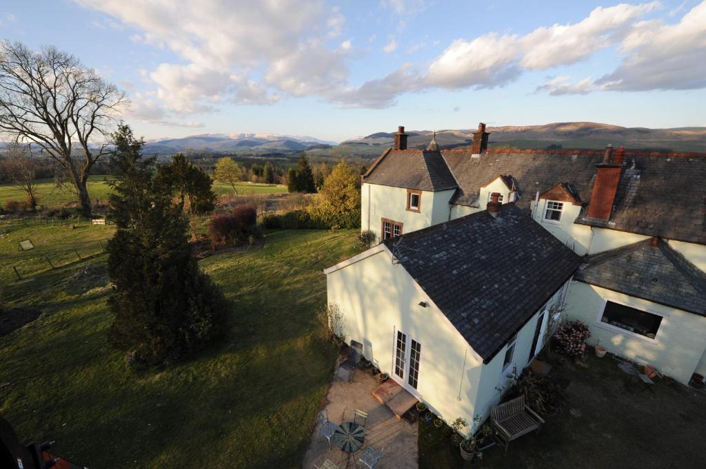 una vista aérea de una gran casa blanca en The Green House at Tathhill, en Beattock