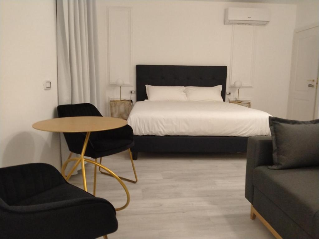 1 dormitorio con 1 cama, mesa y sillas en Bresciantica en Brescia