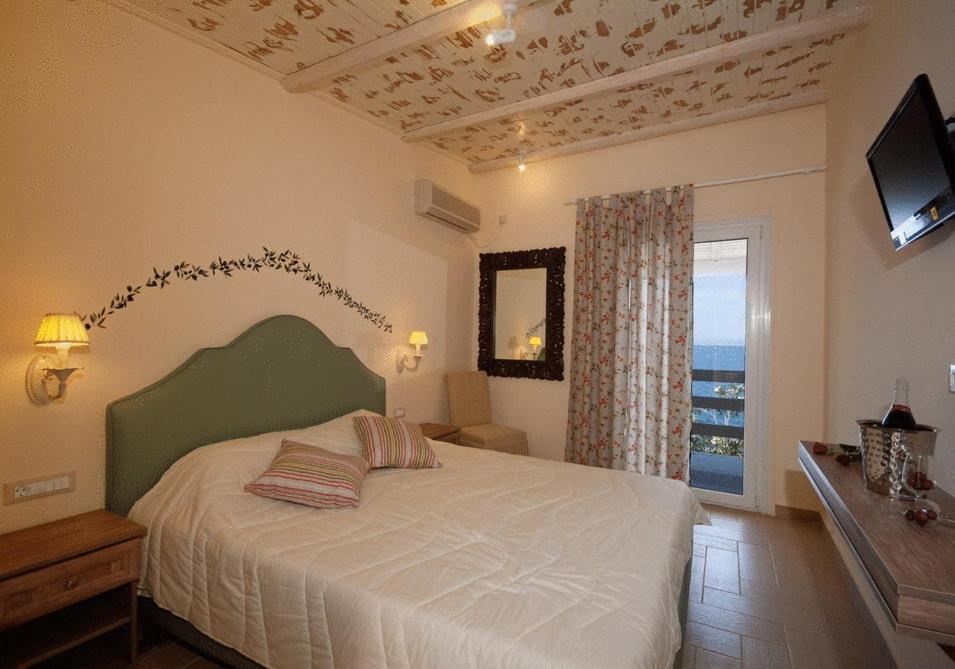 Postel nebo postele na pokoji v ubytování Venus Beach Hotel