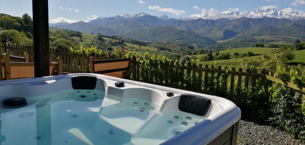 bañera con vistas a las montañas en Apartamentos rurales Balcón del Marqués, en Cangas de Onís